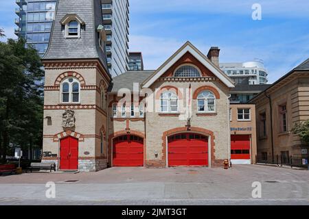 Altmodische Feuerwache, umgeben von modernen Apartmentgebäuden Stockfoto