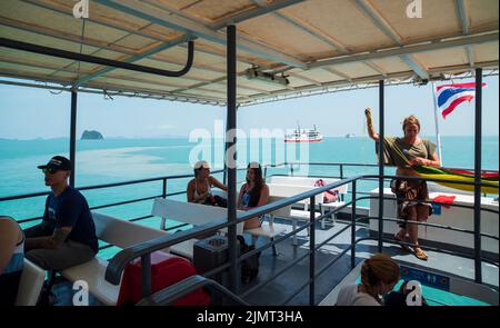 SURAT THANI - THAILAND. 20. märz 2016; Fährhafen von Surat Thani nach Koh. Touristenkreuzfahrtschiff für Koh Samui und die Insel Koh Tao. Touristen an Bord Stockfoto