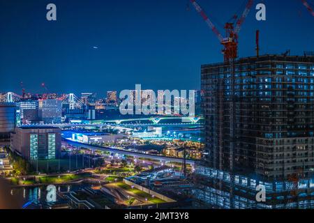 Wohnung und Nacht Blick auf im Bau (Toyosu) Stockfoto