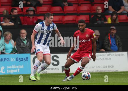 Jake Hastie von Hartlepool United im Einsatz mit Brandon Comley von Walsall während des Sky Bet League 2-Spiels zwischen Walsall und Hartlepool United am Samstag, den 30.. Juli 2022 im Banks's Stadium, Walsall. (Kredit: Mark Fletcher | MI News) Stockfoto