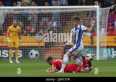 Alex Lacey von Hartlepool United im Einsatz mit Andy Williams von Walsall während des Sky Bet League 2-Spiels zwischen Walsall und Hartlepool United am Samstag, den 30.. Juli 2022 im Banks's Stadium, Walsall. (Kredit: Mark Fletcher | MI News) Stockfoto