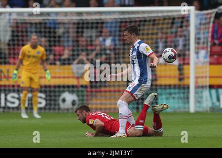 Alex Lacey von Hartlepool United im Einsatz mit Andy Williams von Walsall während des Sky Bet League 2-Spiels zwischen Walsall und Hartlepool United am Samstag, den 30.. Juli 2022 im Banks's Stadium, Walsall. (Kredit: Mark Fletcher | MI News) Stockfoto