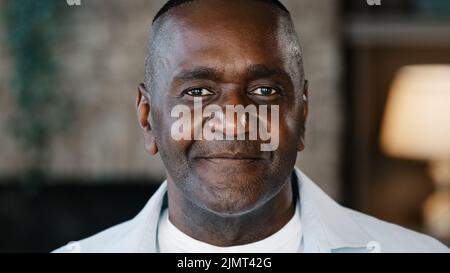 Ältere männliche Porträt drinnen von afroamerikanischen Erwachsenen 50s Mann biracial Senior Geschäftsmann zuversichtlich gut aussehend reifen Großvater Bachelor mittleren Alters Stockfoto