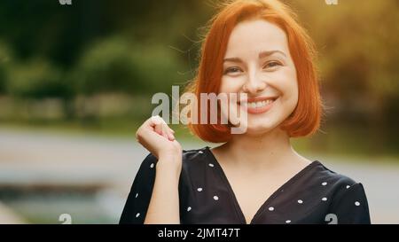 Kaukasisch nachdenklich kreative Frau rothaarige junge Mädchen Student denken wählen erwägen Planung hält Hand an Kinn macht Finger bis mit gut aufgeregt Stockfoto