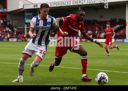 Alex Lacey von Hartlepool United im Einsatz mit Wallsall's Hayden White während des Sky Bet League 2-Spiels zwischen Walsall und Hartlepool United am Samstag, den 30.. Juli 2022, im Banks's Stadium, Walsall. (Kredit: Mark Fletcher | MI News) Stockfoto