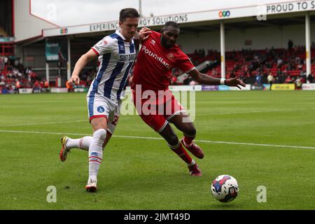 Alex Lacey von Hartlepool United im Einsatz mit Wallsall's Hayden White während des Sky Bet League 2-Spiels zwischen Walsall und Hartlepool United am Samstag, den 30.. Juli 2022, im Banks's Stadium, Walsall. (Kredit: Mark Fletcher | MI News) Stockfoto