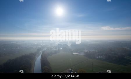 Rijkevorsel, Belgien, 14.. april 2022, kleines Dorf Sint Jozef, am Kanal Dessel Schoten Luftbild in Rijkevorsel Stockfoto