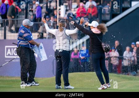 Die Südafrikanerin Ashleigh Buhai feiert auf dem Green 18. nach dem Gewinn der AIG Women's Open im Muirfield in Gullane, Schottland. Bilddatum: Sonntag, 7. August 2022. Stockfoto