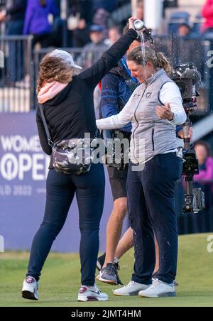 Die Südafrikanerin Ashleigh Buhai feiert auf dem Green 18. nach dem Gewinn der AIG Women's Open im Muirfield in Gullane, Schottland. Bilddatum: Sonntag, 7. August 2022. Stockfoto