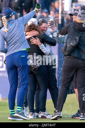 Die Südafrikanerin Ashleigh Buhai feiert auf dem Green 18. nach dem Gewinn der AIG Women's Open im Muirfield in Gullane, Schottland. Bilddatum: Sonntag, 7. August 2022. Stockfoto