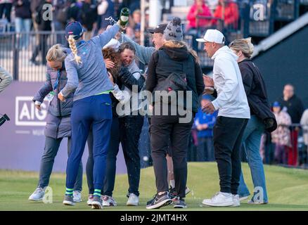 Die Südafrikanerin Ashleigh Buhai feiert auf dem Green 18. nach dem Gewinn der AIG Women's Open im Muirfield in Gullane, Schottland. Bilddatum: Sonntag, 7. August 2022. Stockfoto