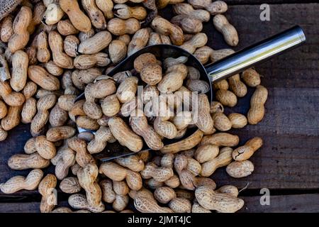 Beutel und Schaufel Eimer mit großen Erdnüssen Stockfoto