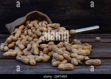 Beutel und Schaufel Eimer mit großen Erdnüssen Stockfoto