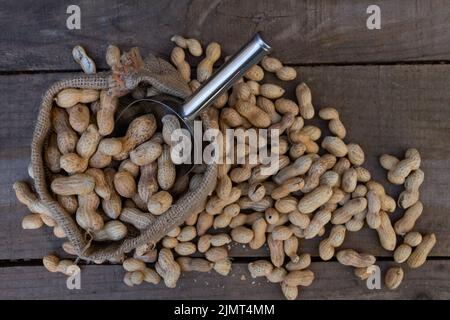 Beutel und Schaufel Eimer mit großen Erdnüssen Stockfoto