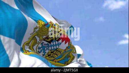 Die Flagge Bayerns winkt an einem klaren Tag im Wind. Bayern ist ein Staat im Südosten Deutschlands Stockfoto