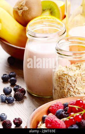 Hafer-Muttern-Beeren-Joghurt Stockfoto