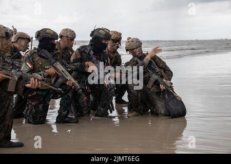 US-Marineinfanteristen und Seeleute mit der Marine Expeditionary Unit Maritime RAID Force 31. landen während eines amphibischen Angriffs neben Aufklärungsmarinen aus Dispen AL im Rahmen des Super Garuda Shield 22 auf Singkep Island, 3. August 2022, am Strand. Garuda Shield ist eine jährliche gemeinsame und gemeinsame Übung zwischen den indonesischen Nationalen Streitkräften (TNI) und dem US-Indo-Pacific Command, die darauf ausgerichtet ist, Interoperabilität, Fähigkeiten, Vertrauen und Zusammenarbeit zu stärken, die über Jahrzehnte gemeinsamer Erfahrungen aufgebaut wurden. Die 31. MEU, die einzige kontinuierlich weitereingesetzte MEU des Marine Corps, bietet eine flexible und Stockfoto