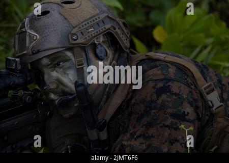 Eine US-Marine mit der Marine Expeditionary Unit Maritime RAID Force 31. stellt während eines amphibischen Angriffs als Teil des Super Garuda Shield 22 auf Singkep Island, 3. August 2022, Sicherheit ein. Garuda Shield ist eine jährliche gemeinsame und gemeinsame Übung zwischen den indonesischen Nationalen Streitkräften (TNI) und dem US-Indo-Pacific Command, die darauf ausgerichtet ist, Interoperabilität, Fähigkeiten, Vertrauen und Zusammenarbeit zu stärken, die über Jahrzehnte gemeinsamer Erfahrungen aufgebaut wurden. Die 31. MEU, die einzige kontinuierlich im Vorwärtslauf eingesetzte MEU des Marine Corps, stellt eine flexible und tödliche Streitmacht bereit, die eine breite Palette von militärischen Operatensoldaten durchführen kann Stockfoto