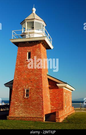 Der Abbott Memorial Lighthouse steht auf einer Klippe über dem Pazifischen Ozean in der Nähe von Santa Cruz, Kalifornien, und ehrt einen lokalen Surfer und beherbergt ein Surfmuseum Stockfoto