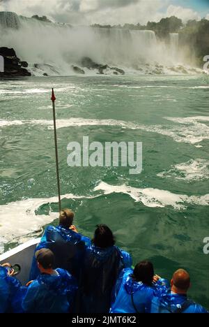 Das Ausflugsboot Maid of the Mist mit einer Gruppe von Touristen zieht aus dem Dock und fährt in Richtung der Kaskaden der Niagarafälle in Ontario, Kanada Stockfoto