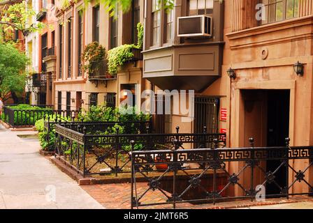 Wunderschöne imposante Brownstones in der 18. Street in Manhattan, in der Nähe des Grammercy Parks, werden Block Beautiful wegen der hervorragenden Architektur genannt Stockfoto