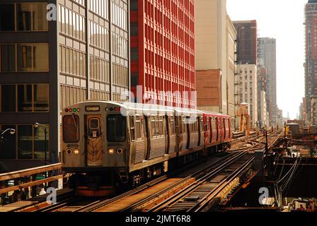 Ein Hochzug, oder L-Zug, fährt in einen Bahnhof zwischen den Wolkenkratzern in der Loop of Chicago Stockfoto