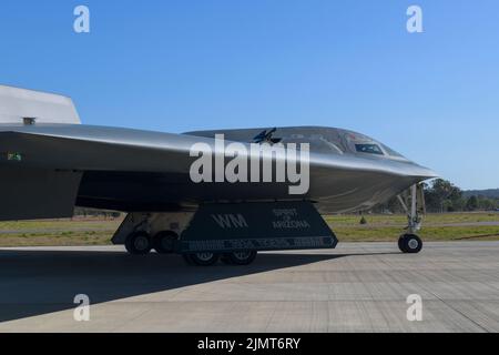 Eine US-Luftwaffe B-2 Spirit tachetaucht während einer Bomber Task Force-Mission auf dem Royal Australian Air Force Base Amberley, Australien, 26. Juli 2022. Das US-Kommando für den Indo-Pazifik-Raum demonstriert routinemäßig und sichtbar unser Engagement für Alliierte und Partner durch den Einsatz militärischer Kräfte, demonstriert strategische Vorhersehbarkeit und wird für Gegner operativ unvorhersehbarer. (USA Air Force Foto von Tech. Sgt. Dylan Nuckolls) Stockfoto