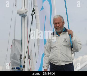 Der legendäre Seemann Sir Robin Knox-Johnston ist gestern (Mittwoch) um die Welt aufgesetzt – 37 Jahre nachdem er der erste Mann war, der alleine und ohne Unterbrechung rund um den Globus segelte. Sir Robin, 67, der älteste Kapitän, der am Wettbewerb teilnahm, verließ Portsmouth, Hants, mit seinem Boot Saga Insurance auf dem Weg nach Spanien zum Start des fünf-Ozeane-Rennens am 22. Oktober. Das Rennen besteht aus drei Etappen, mit Zwischenstopps auf der 30.000 Meilen langen Strecke in Freemantle, Western Australia und Norfolk, USA. PIC mike Walker, 2006 Stockfoto