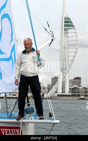 Der legendäre Seemann Sir Robin Knox-Johnston ist gestern (Mittwoch) um die Welt aufgesetzt – 37 Jahre nachdem er der erste Mann war, der alleine und ohne Unterbrechung rund um den Globus segelte. Sir Robin, 67, der älteste Kapitän, der am Wettbewerb teilnahm, verließ Portsmouth, Hants, mit seinem Boot Saga Insurance auf dem Weg nach Spanien zum Start des fünf-Ozeane-Rennens am 22. Oktober. Das Rennen besteht aus drei Etappen, mit Zwischenstopps auf der 30.000 Meilen langen Strecke in Freemantle, Western Australia und Norfolk, USA. PIC mike Walker, 2006 Stockfoto