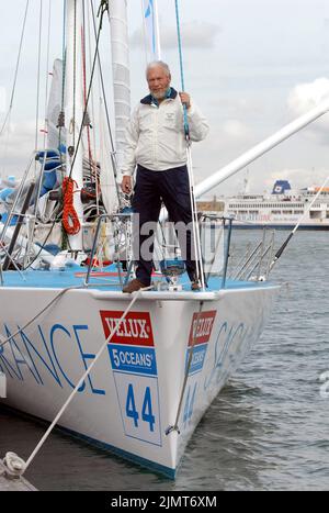 Der legendäre Seemann Sir Robin Knox-Johnston ist gestern (Mittwoch) um die Welt aufgesetzt – 37 Jahre nachdem er der erste Mann war, der alleine und ohne Unterbrechung rund um den Globus segelte. Sir Robin, 67, der älteste Kapitän, der am Wettbewerb teilnahm, verließ Portsmouth, Hants, mit seinem Boot Saga Insurance auf dem Weg nach Spanien zum Start des fünf-Ozeane-Rennens am 22. Oktober. Das Rennen besteht aus drei Etappen, mit Zwischenstopps auf der 30.000 Meilen langen Strecke in Freemantle, Western Australia und Norfolk, USA. PIC mike Walker, 2006 Stockfoto