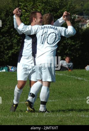 SUPERHELDEN-FUSSBALLMANNSCHAFT BRIGHTON SUNDAY LEAGUE SEITE ECHTE NEVILLE MIT IHREN SUPERHELDEN SPIELER NAMEN, SUPERMAN FEIERT SEIN TOR PIC MIKE WALKER, 2006 Stockfoto