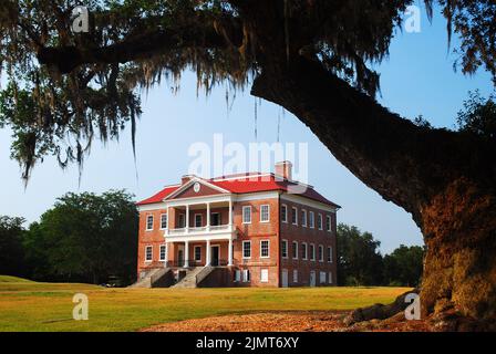 Die historische Drayton Hall ist ein Plantagenhaus in Charleston, South Carolina, und wird von einer großen Eiche mit spanischem Moos umrahmt Stockfoto