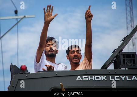 Srinagar, Indien. 06. August 2022. Muslimische schiitische Trauernde aus Kashmiri singen religiöse Parolen von der Spitze eines gepanzerten Fahrzeugs, während die Polizei sie festhält, weil sie versucht haben, an einer Muharram-Prozession in Srinagar teilzunehmen. Dutzende schiitisch-muslimische Trauernde wurden von der indischen Polizei festgenommen, als sie versuchten, während des Muharram, dem ersten Monat des islamischen Mondkalenders, an der Prozession teilzunehmen. Indien hat alle Prozessionen und ähnliche öffentliche Zusammenkünfte in Kaschmir verboten, nachdem 1989 eine Rebellion gegen die indische Herrschaft ausbrach. (Foto von Faisal Bashir/SOPA Images/Sipa USA) Quelle: SIPA USA/Alamy Live News Stockfoto