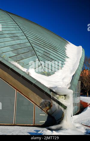 Das Kresge Auditorium, entworfen von Eero Saarinen, steht auf dem Campus des Massachusetts Institute of Technology (mit) unter einer Schneedecke Stockfoto