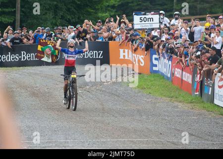 Beaupre, Quebec, Kanada. 07. August 2022: Der Schweizer Filippo Colombo (6) feiert den Sieg des menÕs Cross-Country Olympic Race während des Mercedes-Benz UCI Mountain Bike World Cup 2022 in Mont-Sainte-Anne in Beaupre, Quebec, Kanada. Daniel Lea/CSM Credit: CAL Sport Media/Alamy Live News Stockfoto