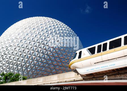 AA-Monorail fährt vor der Sphäre des Raumschiffs Erde, einem großen Wahrzeichen im Epcot Center von Walt Disney World in Orlando Florida Stockfoto