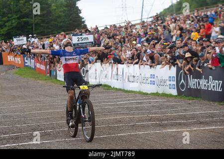 Beaupre, Quebec, Kanada. 07. August 2022: Der Schweizer Filippo Colombo (6) feiert den Sieg des menÕs Cross-Country Olympic Race während des Mercedes-Benz UCI Mountain Bike World Cup 2022 in Mont-Sainte-Anne in Beaupre, Quebec, Kanada. Daniel Lea/CSM Credit: CAL Sport Media/Alamy Live News Stockfoto