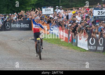 Beaupre, Quebec, Kanada. 07. August 2022: Der Schweizer Filippo Colombo (6) feiert den Sieg des menÕs Cross-Country Olympic Race während des Mercedes-Benz UCI Mountain Bike World Cup 2022 in Mont-Sainte-Anne in Beaupre, Quebec, Kanada. Daniel Lea/CSM Credit: CAL Sport Media/Alamy Live News Stockfoto