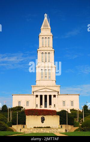 Das George Washington Masonic National Memorial befindet sich in einer parkähnlichen Lage in Alexandria, Virginia, in der Nähe von Washington DC und ist ein Freimaurergebäude Stockfoto