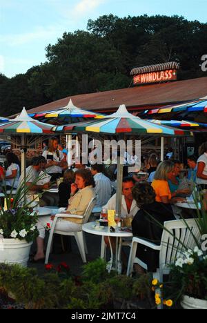 Gäste und Gäste des Restaurants können an einem angenehmen Sommerabend im Freien speisen Stockfoto