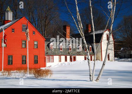 Das historische Dwight House in Deerfield, Massachusetts, liegt an einem kalten Wintertag unter einer Schneedecke Stockfoto