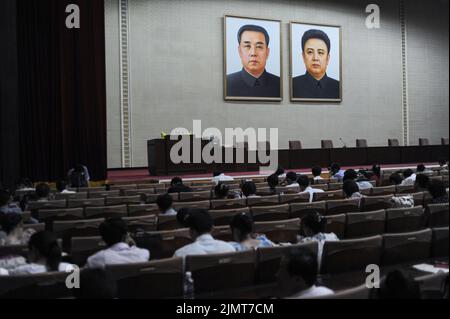 08.08.2012, Pjöngjang, Nordkorea, Asien - Studenten sitzen in einem Auditorium im Großen Studierendenhaus, der zentralen Bibliothek des Landes. Stockfoto