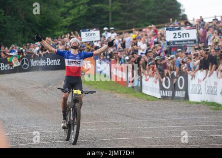 Beaupre, Quebec, Kanada. 07. August 2022: Der Schweizer Filippo Colombo (6) feiert den Sieg des menÕs Cross-Country Olympic Race während des Mercedes-Benz UCI Mountain Bike World Cup 2022 in Mont-Sainte-Anne in Beaupre, Quebec, Kanada. Daniel Lea/CSM Credit: CAL Sport Media/Alamy Live News Stockfoto