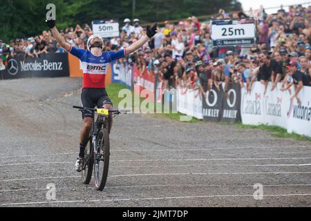 Beaupre, Quebec, Kanada. 07. August 2022: Der Schweizer Filippo Colombo (6) feiert den Sieg des menÕs Cross-Country Olympic Race während des Mercedes-Benz UCI Mountain Bike World Cup 2022 in Mont-Sainte-Anne in Beaupre, Quebec, Kanada. Daniel Lea/CSM Credit: CAL Sport Media/Alamy Live News Stockfoto