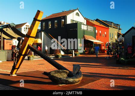 Ein großer Anker dient als Herzstück in der Mitte von Bowens Wharf in der charmanten Stadt Newport, Rhode Island Stockfoto