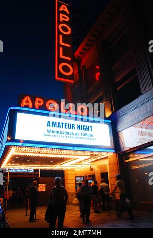 Eine Gruppe von Teilnehmern der Amateur Night im Apollo Theatre in Harlem, New York City, steht unter den Neonlichtern des Festzeltes des Theaters Stockfoto