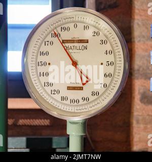 Istanbul, Türkei, 23. März 2019: Druckmessgeräte, Druckmesser auf einem Gasregler in einem Labor analytischen Stockfoto