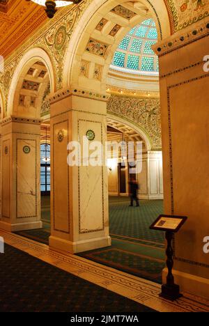 Das Chicago Cultural Center verfügt über wunderschöne Mosaiken und Fliesen im Inneren mit einem Tiffany-Deckenfenster im Atrium Stockfoto