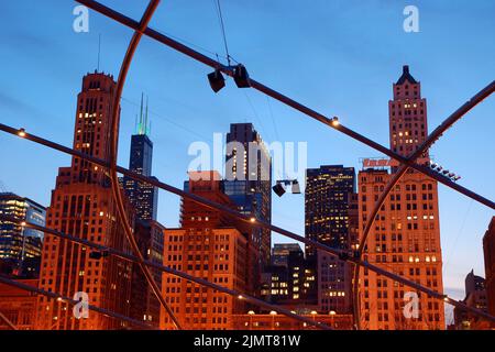 Die Skyline von Chicago wird durch die Bögen des Pritzger Theatre, einem Zentrum für darstellende Kunst im Millennium Park, gesehen Stockfoto