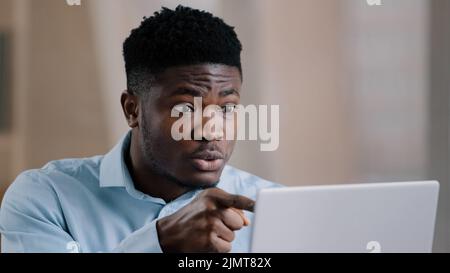 Verärgerte afroamerikanische junge Mann Kerl Geschäftsmann Chef reden online Video Chat Konferenz Gefühl wütend Scheitern schwören Streit Konflikt Stockfoto